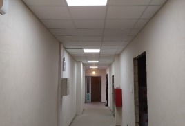Завершен монтаж подвесных потолков, ведется монтаж светильников в местах общего пользования нашего здания.